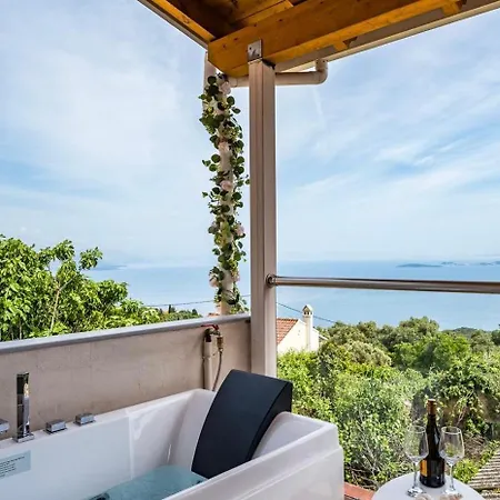 בית נופש Art House With Seaview & Jacuzzi By Konnect